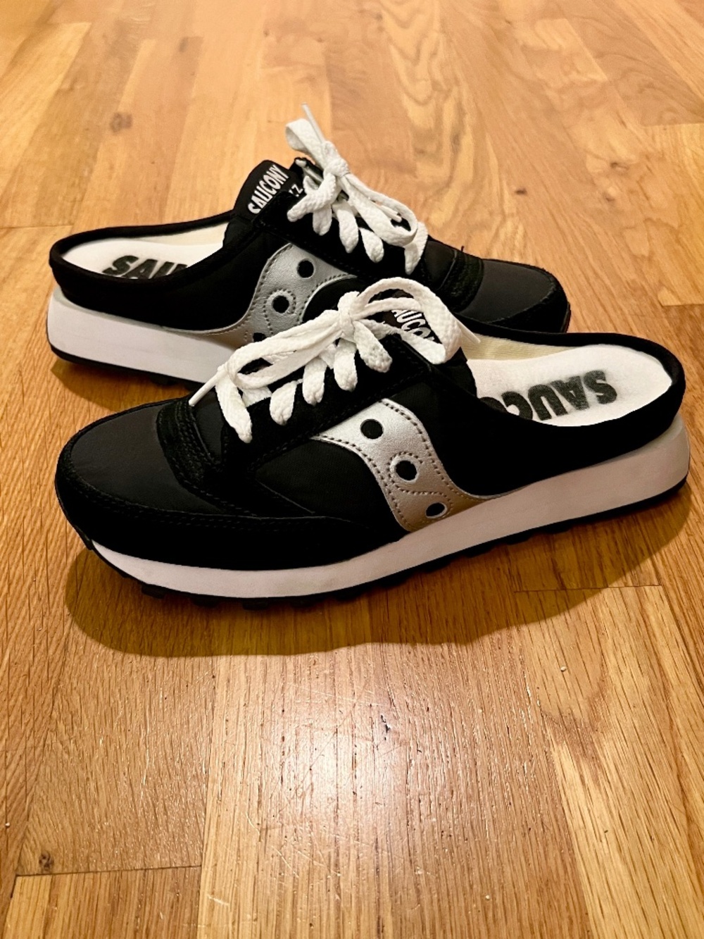 Women's Saucony Jazz XT 600 Black White Silver Sneaker Mules Clogs US Size 7 - Picture 2 of 7